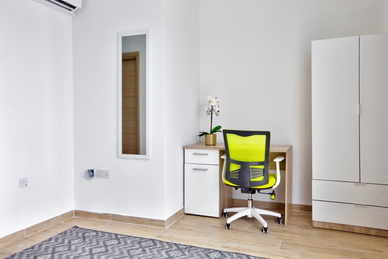 Sliema Duplex Penthouse With Sea Views & Private Terrace By Shortletsmalta Apartment ภายนอก รูปภาพ